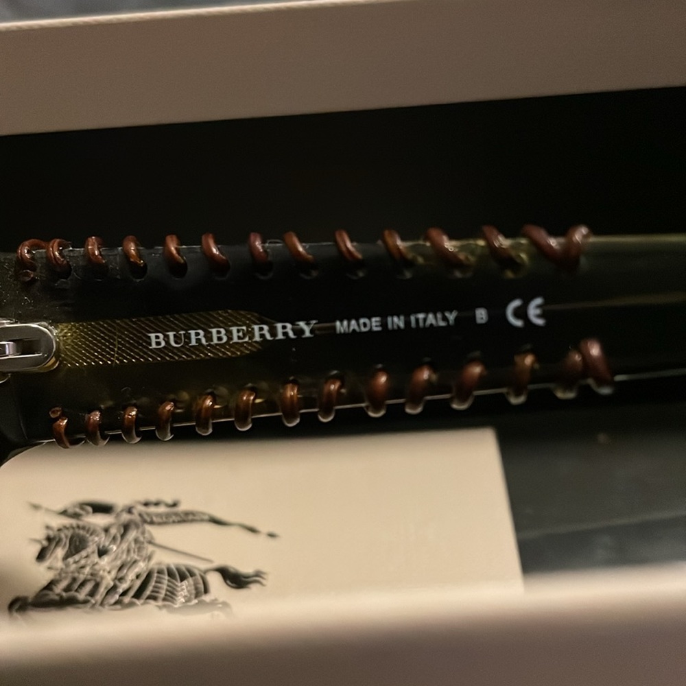 NIB WOMENS BURBERRY SUNGLASSES - Picture 5 of 10